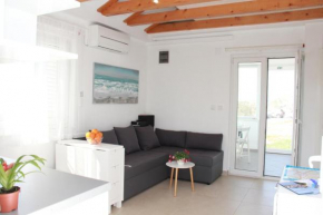 Lari Home, Primosten